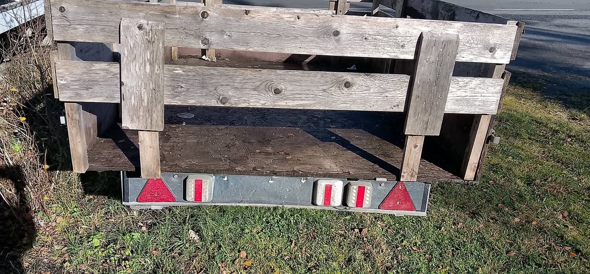 Lost trailer tailgate